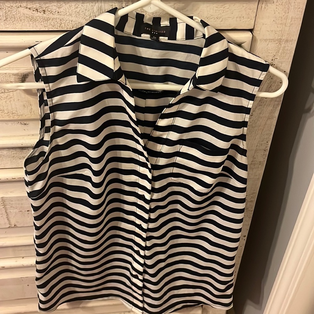 Sleeveless collared Blouse